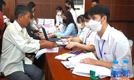 Các hộ dân làm thủ tục nhận tiền bồi thường hỗ trợ tái định cư dự án sân bay Long Thành. Ảnh tư liệu: Minh Châu