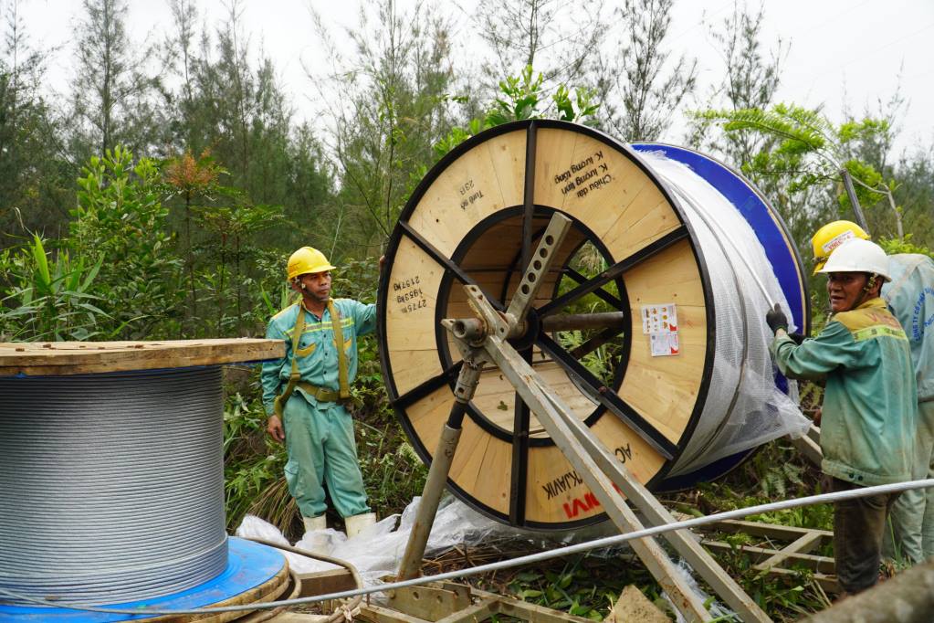 To renovate and replace the old, degraded lines of lines 173, 174 T500 Quang Ninh - Giap Khau - Ha Tu - Ha Lam with superheated conductors, many wards in the center of Ha Long will have to take turns cutting off power in the evening. Photo: Hoang Nga