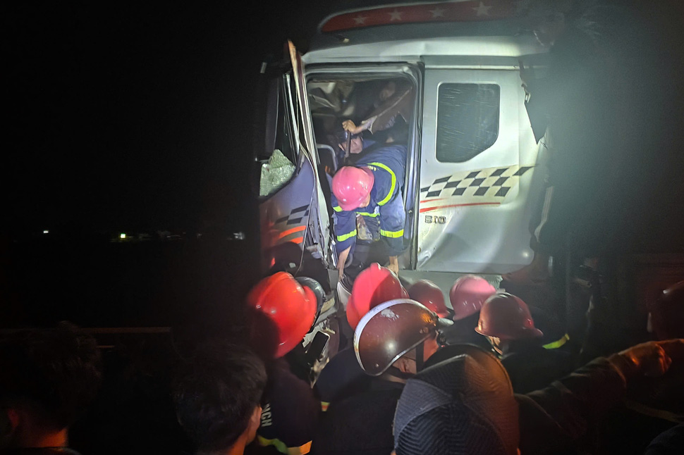 The scene of the accident between 3 trucks on the National Highway 1A bypass through Binh Dinh, injuring 4 people. Photo: Thanh Thanh