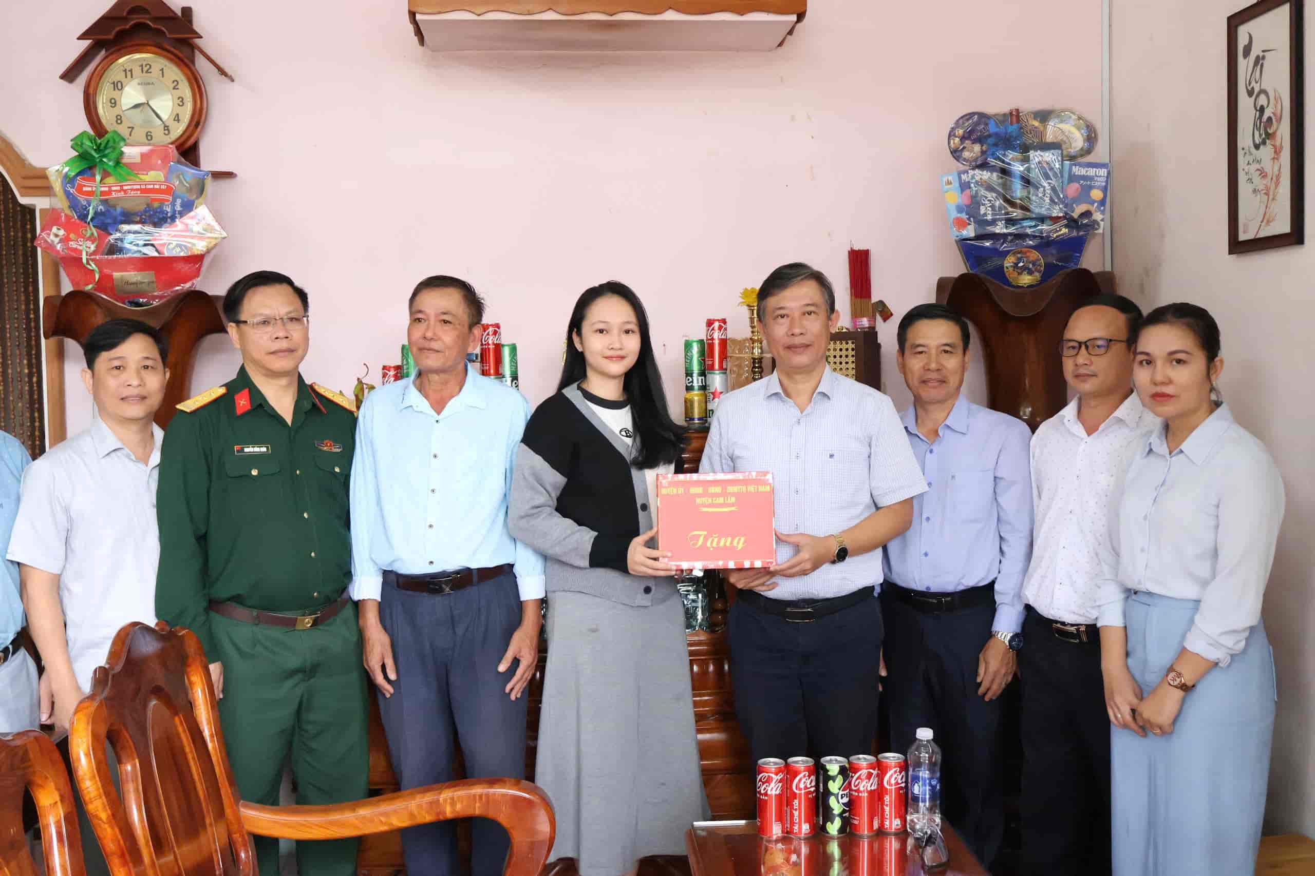 Leaders of Cam Lam District Party Committee visited and encouraged Phan Thi Thu Hoai before her military enlistment. Photo: Huu Long