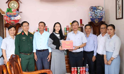 Lãnh đạo Huyện ủy Cam Lâm đến thăm, động viên Phan Thị Thu Hoài trước ngày nhập ngũ. Ảnh: Hữu Long