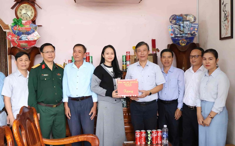 Leaders of Cam Lam District Party Committee visited and encouraged Phan Thi Thu Hoai before her military enlistment. Photo: Huu Long