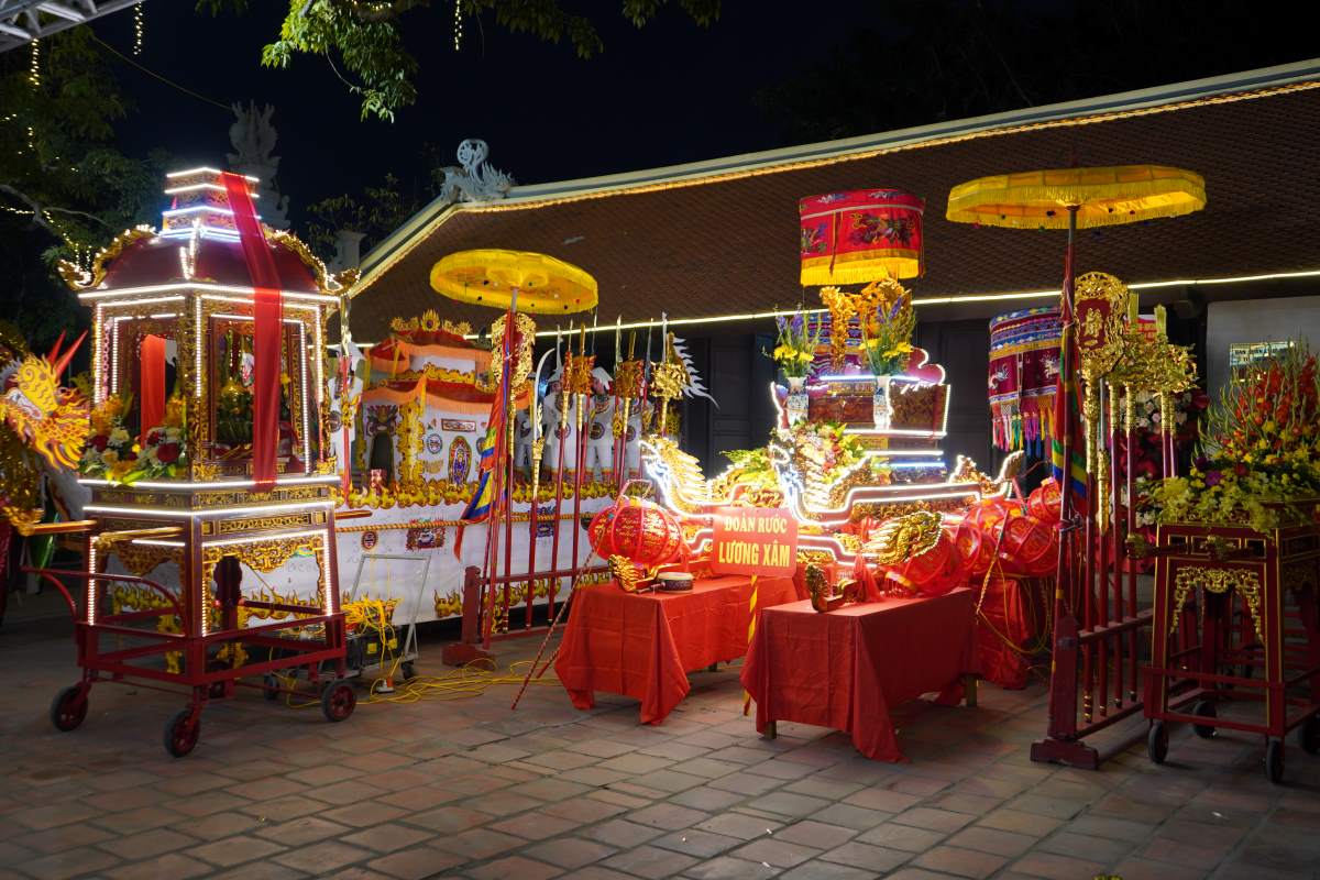 Sau le ruoc, cac kieu duoc dua ve khuon vien Tu Luong Xam truoc gio khai mac le hoi. Anh: Mai Dung
