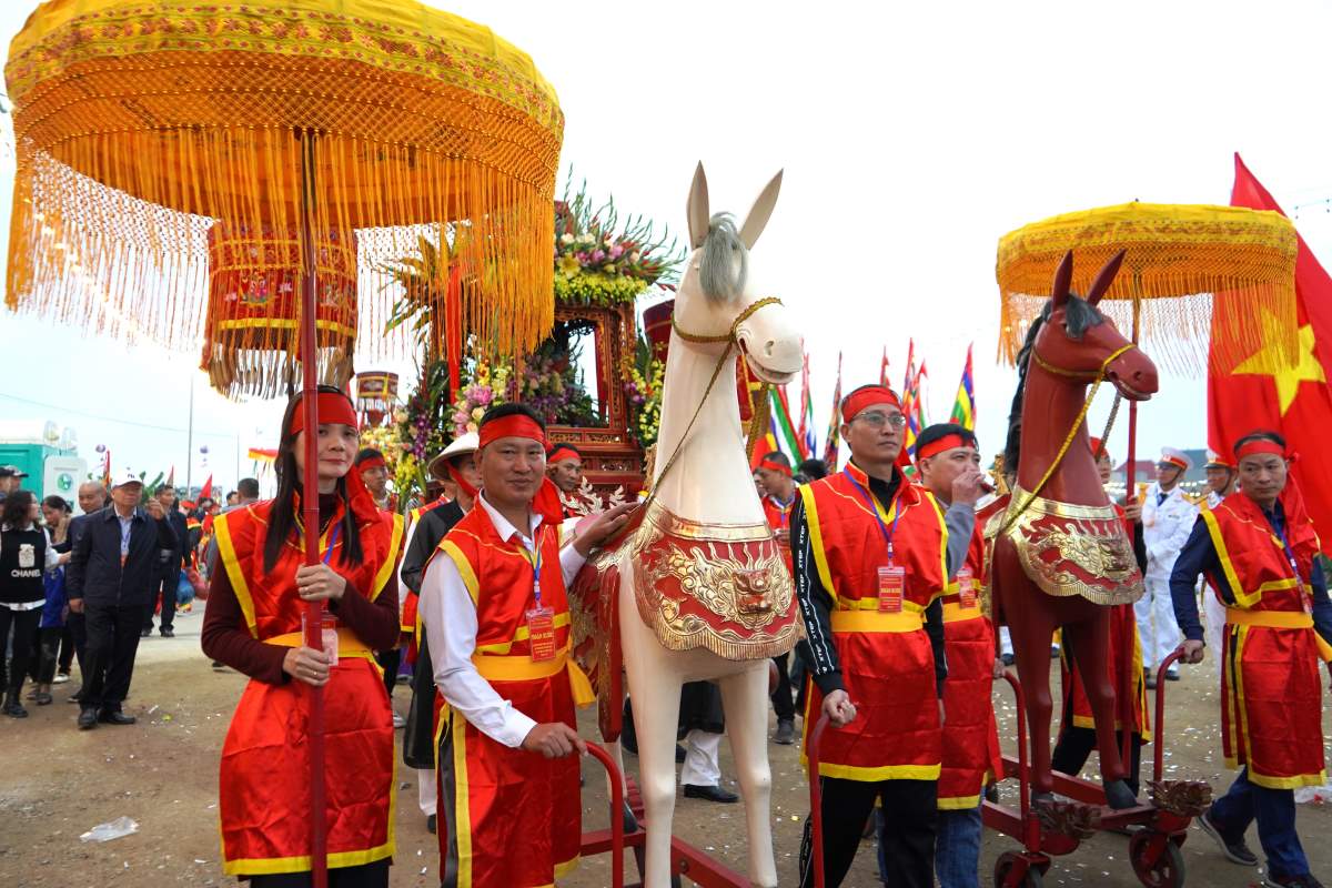 Cac doan ruoc tu cac phuong tien ve Tu Luong Xam tu 17h ngay 12.2, chuan bi cho le ruoc kieu dien ra luc 17h30 cung ngay. Anh: Mai Dung