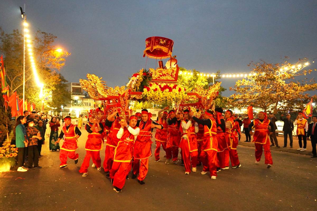 Unique flying palanquin procession at Tu Luong Xam festival, Hai Phong. Photo: Mai Dung