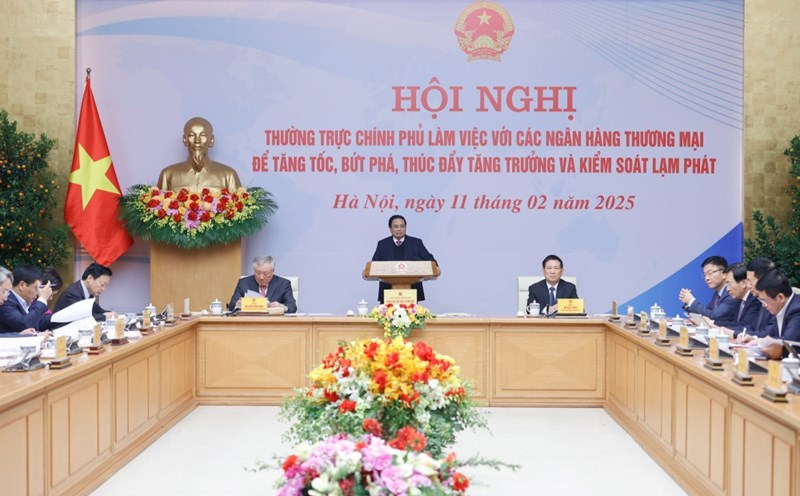 Overview of the Government Standing Committee meeting working with commercial banks. Photo: VGP/Nhat Bac