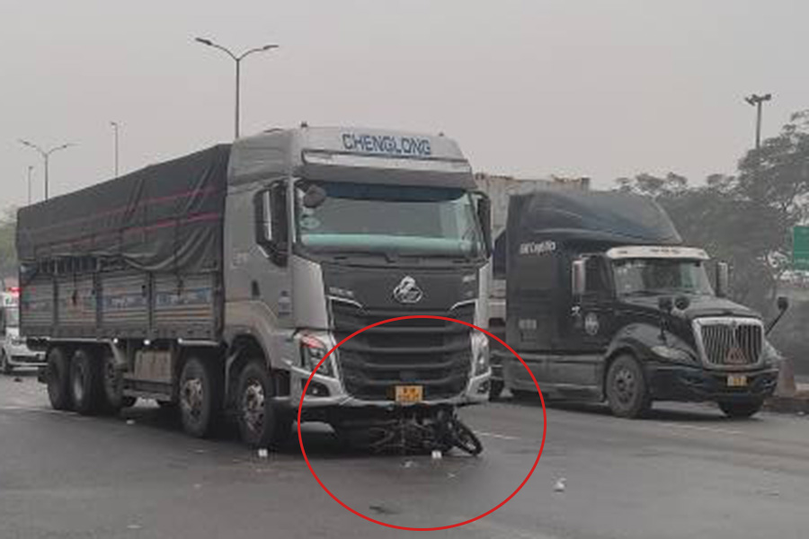 The scene of the accident that left one person dead in Hanoi. Photo: Thang Nguyen