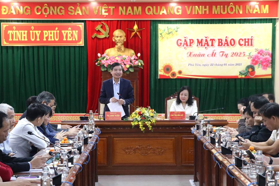 Phu Yen provincial leaders met with press agencies on the occasion of the Lunar New Year 2025. Photo: Hoai Luan