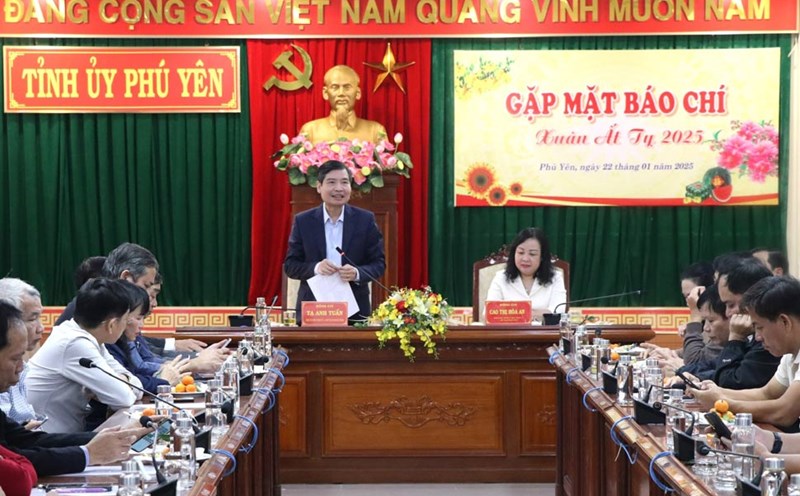 Phu Yen provincial leaders met with press agencies on the occasion of the Lunar New Year 2025. Photo: Hoai Luan