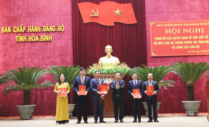 Secretary of Hoa Binh Provincial Party Committee presents decision to the new Provincial Party Committee's Propaganda and Mass Mobilization Department after the reorganization. Photo: Le Hue