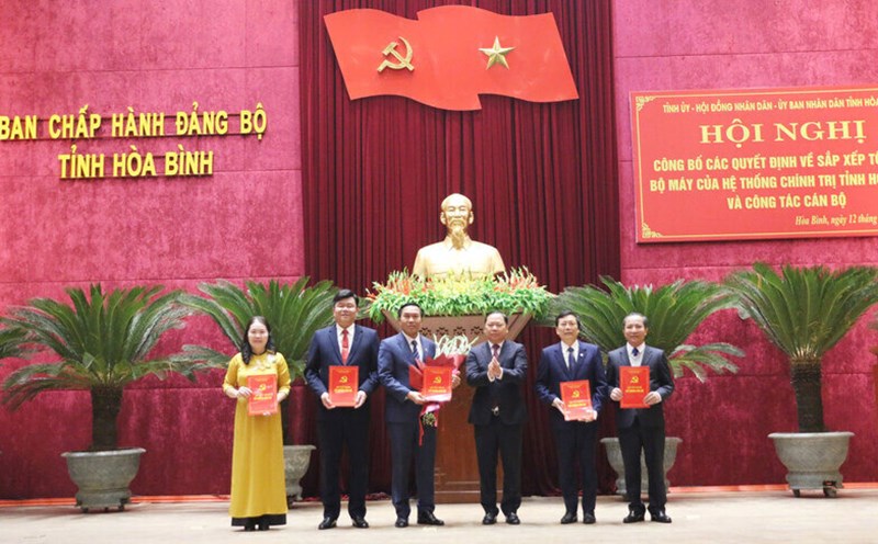 Secretary of Hoa Binh Provincial Party Committee presents decision to the new Provincial Party Committee's Propaganda and Mass Mobilization Department after the reorganization. Photo: Le Hue