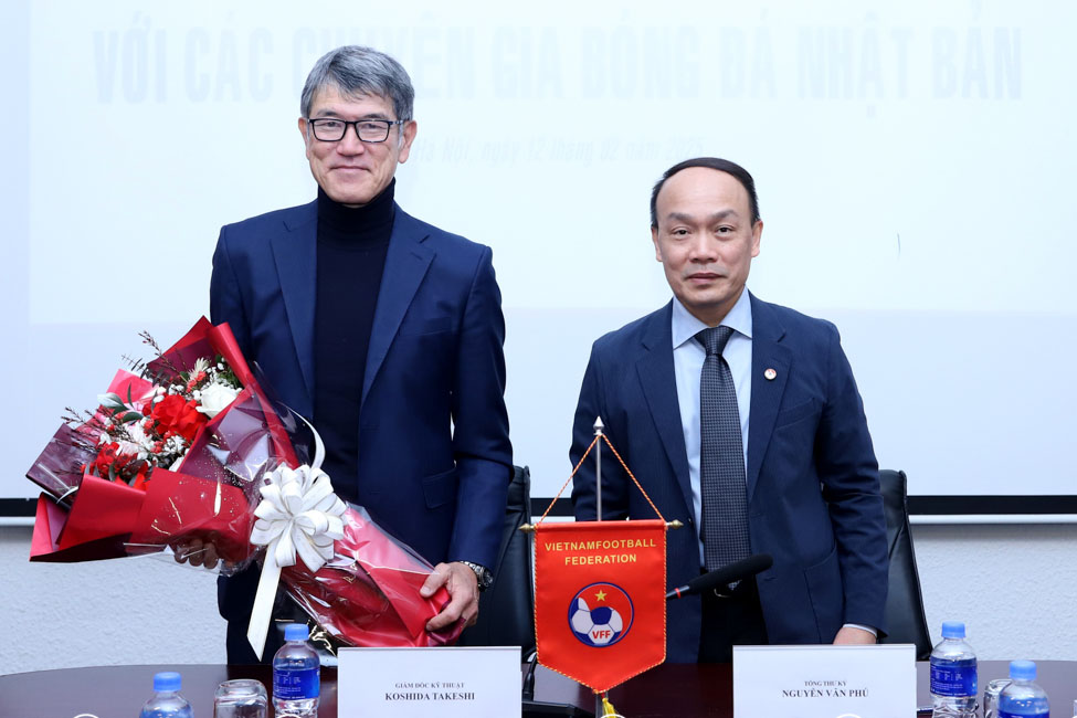 Technical Director Koshida Takeshi (left) continues to accompany Vietnamese football. Photo: VFF