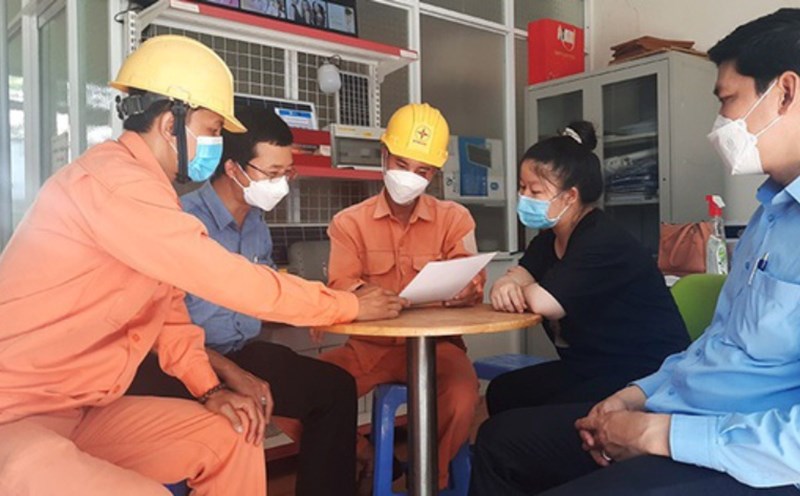 The Government has detailed regulations on conditions for entering into electricity purchase and sale contracts for domestic purposes. Photo: VGP