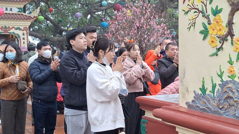 Despite the cold and rain, people come to Tay Ho Temple to pray for luck. Photo: Phu Temple