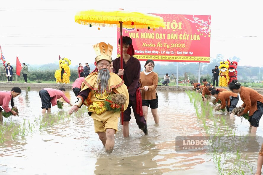 Nghi le Vua Hung day dan cay lua duoc tai hien sinh dong, trang nghiem. Anh: Ta Toan.