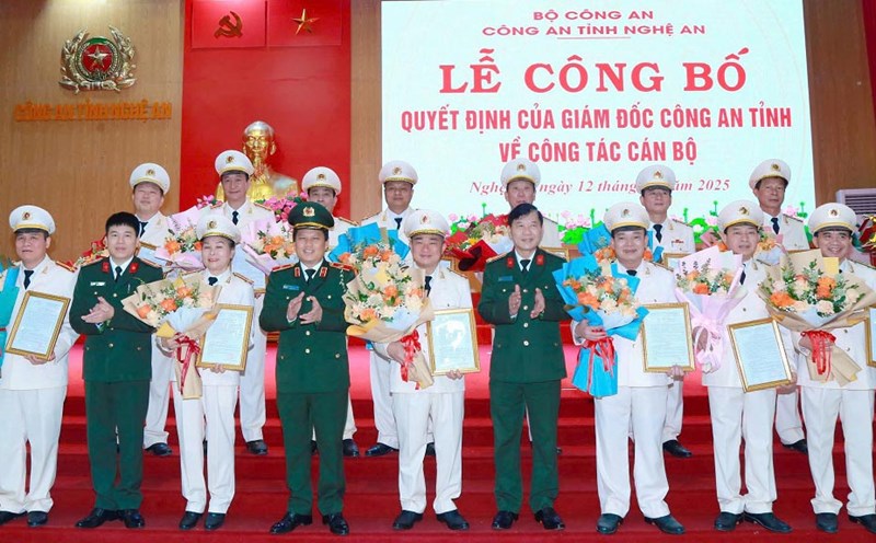 Provincial Police leaders presented decisions and congratulated officers who retired early. Photo: Nghe An Police