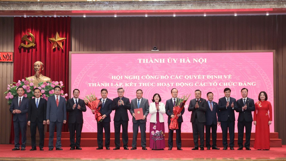 Bi thu Thanh uy Ha Noi Bui Thi Minh Hoai va Pho Truong ban To chuc Trung uong Nguyen Quang Duong trao quyet dinh thanh lap Dang bo cac co quan Dang TP Ha Noi va chuc mung Ban Thuong vu Dang uy cac co quan Dang TP Ha Noi. Anh: Thanh Hai