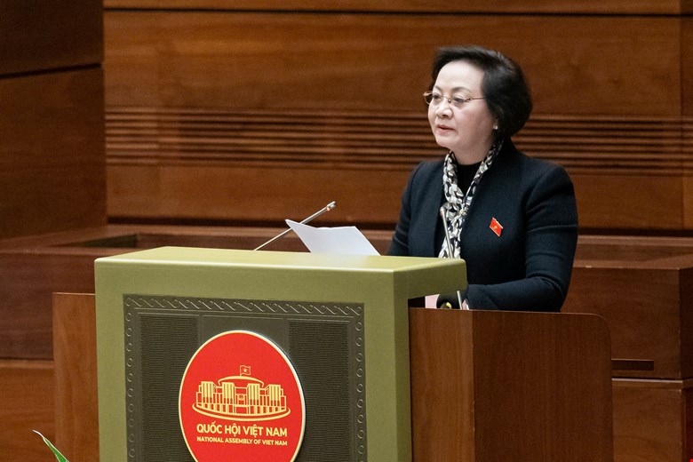Minister of Home Affairs Pham Thi Thanh Tra presented the Proposal on the draft Law on Organization of Local Government (amended) removing the proposal not to organize People's Councils of districts, wards and communes in urban areas nationwide. Photo: Quochoi.vn