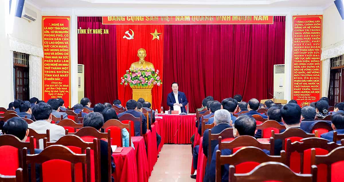 The meeting of the Nghe An Provincial Party Executive Committee discussed plans and projects to reorganize the political system. Photo: Pham Bang