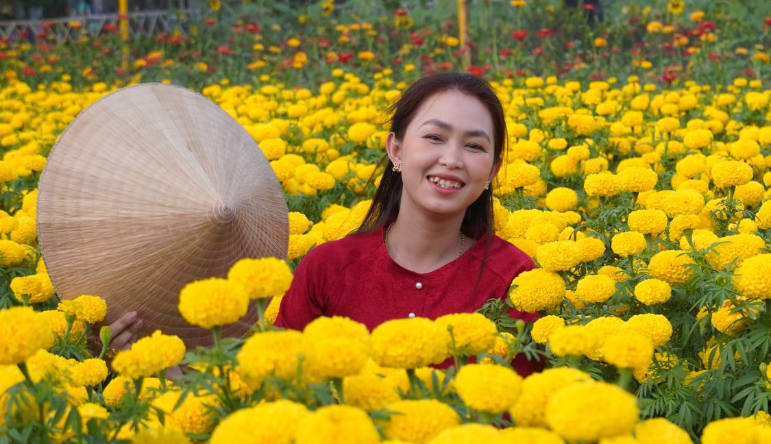 Chi Cao Thi Tuong Vy nha o canh chua Chen Kieu cung tranh thu buoi chieu den de chup anh luu niem voi canh dong hoa nay.