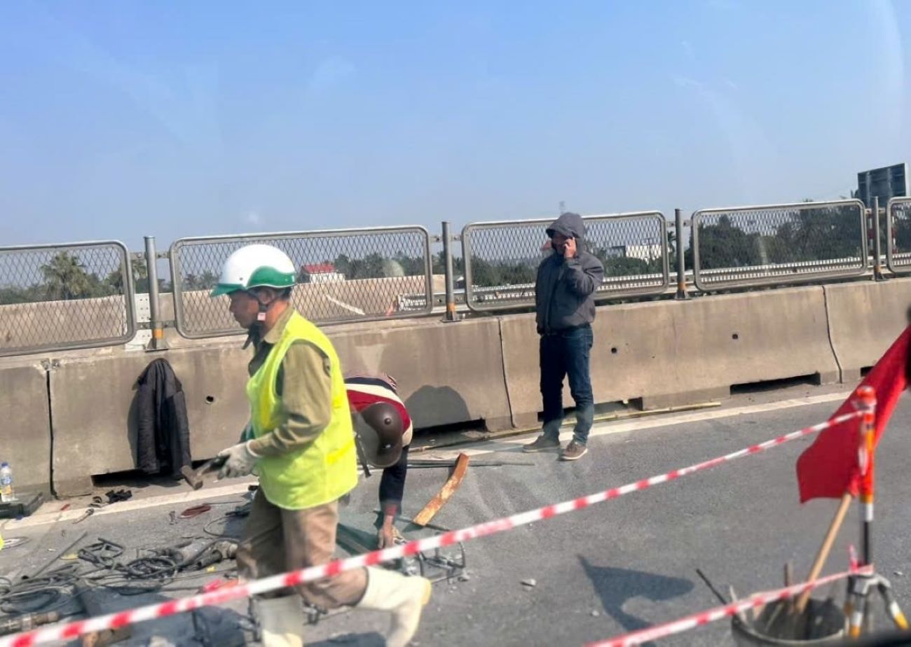 Authorities fix the broken expansion joint. Photo: T.L