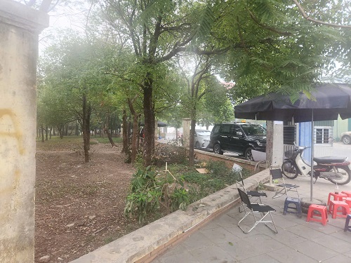 Hàng rào công viên được dỡ bỏ nham nhở trở thành nơi bán hàng. Ảnh: Minh Hạnh