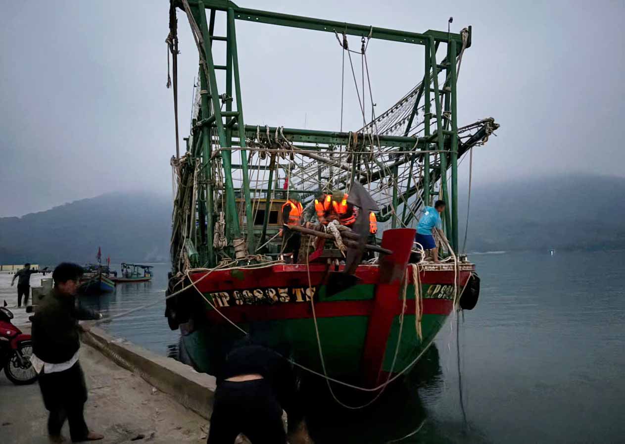 Ha Tinh Border Guard forces rescued a fishing boat and 6 fishermen in distress at sea and brought them safely to shore. Photo: Quang Tuan.