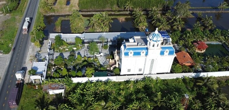 Mr. Ho An Tap's "most beautiful villa in Ca Mau" was built on aquaculture land. Photo: Nhat Ho
