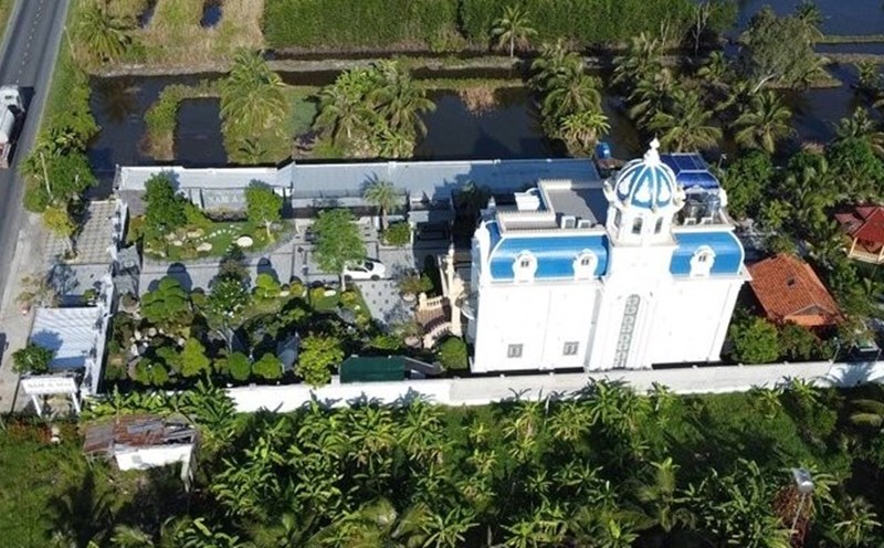 Mr. Ho An Tap's "most beautiful villa in Ca Mau" was built on aquaculture land. Photo: Nhat Ho