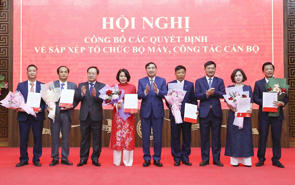 Leaders of Dien Bien province presented flowers and congratulated the Head and Deputy Heads of the Provincial Party Committee's Propaganda and Mass Mobilization Department after the merger. Photo: Thanh Binh
