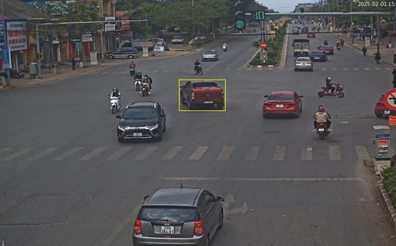 Cars turn left at a sign prohibiting left turns for the type of vehicle being driven. Illustration: Bac Giang Police