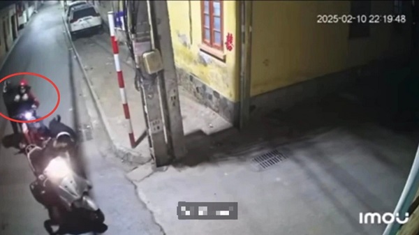 Hiện trường vụ cướp được camera ghi lại. Ảnh cắt từ Clip