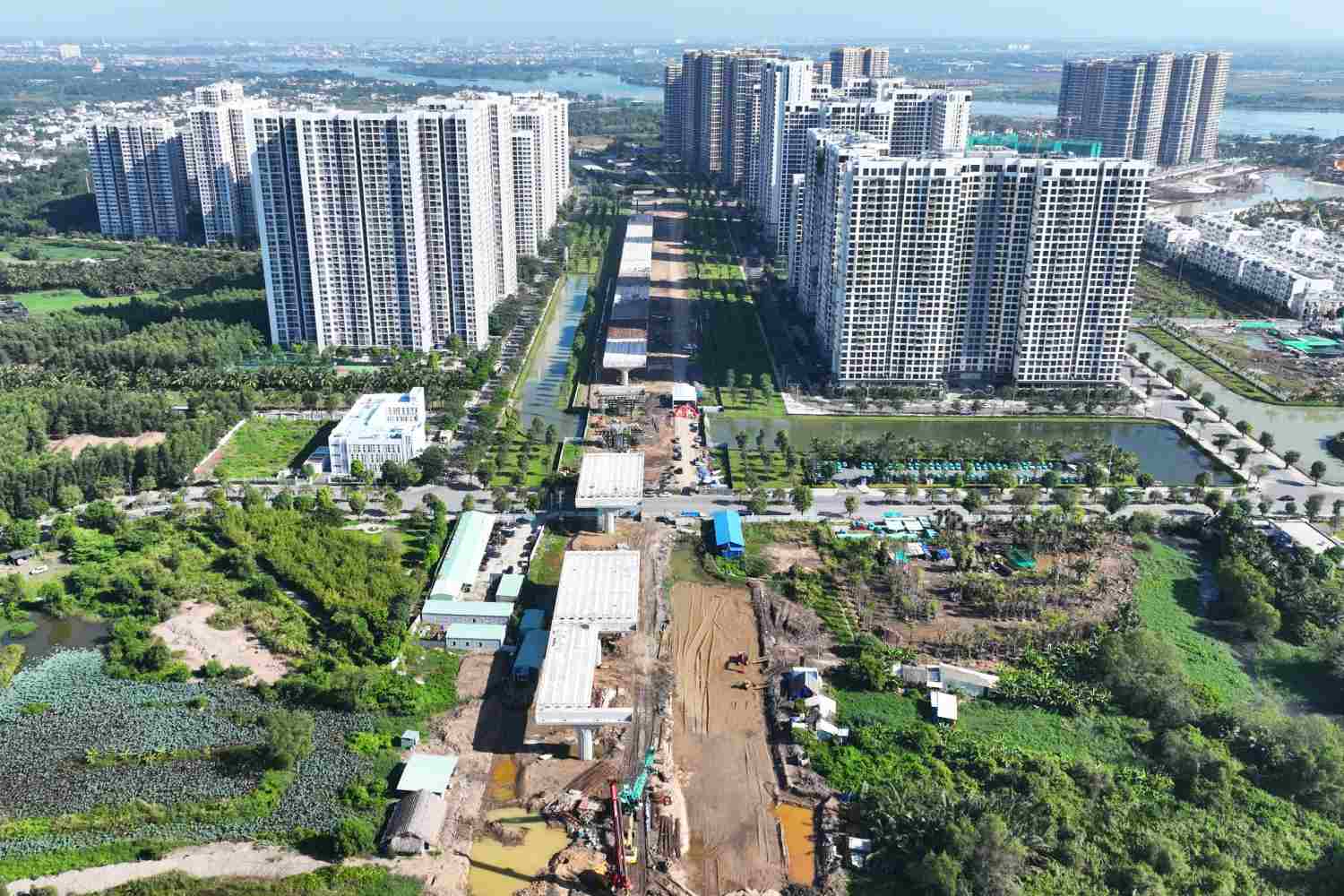 Construction of Ring Road 3 through Thu Duc City (HCMC). Photo: Anh Tu