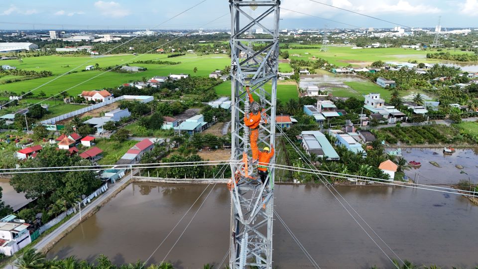 Nỗ lực hoàn thành 50 công trình lưới điện 110kV tại các tỉnh, thành phía Nam trước ngày 30.4.2025. Ảnh: EVNSPC