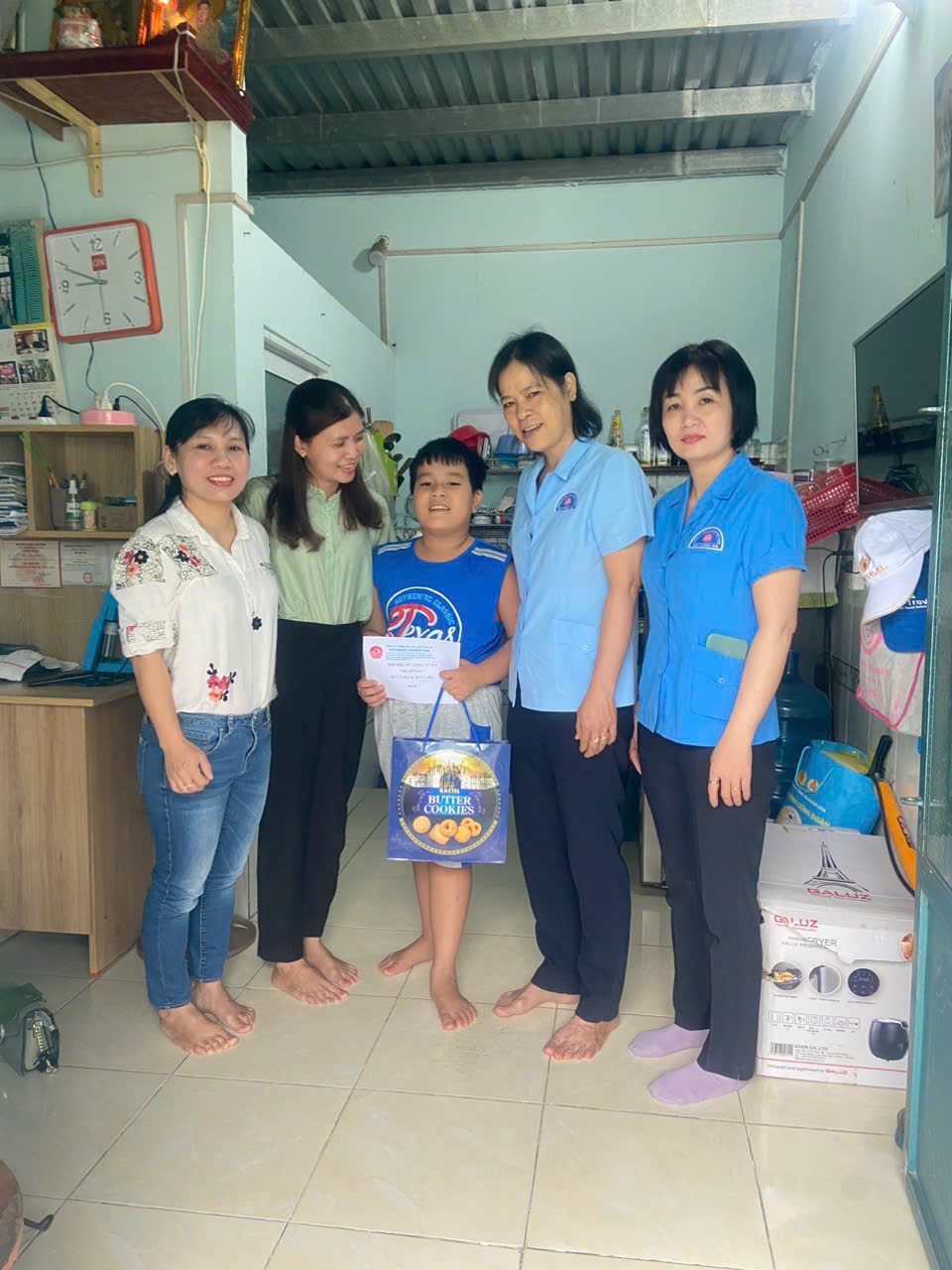 Party member Do Thi Hue and the Women's Union came to give gifts to the branch's adopted child with a serious illness. Photo: Interviewee