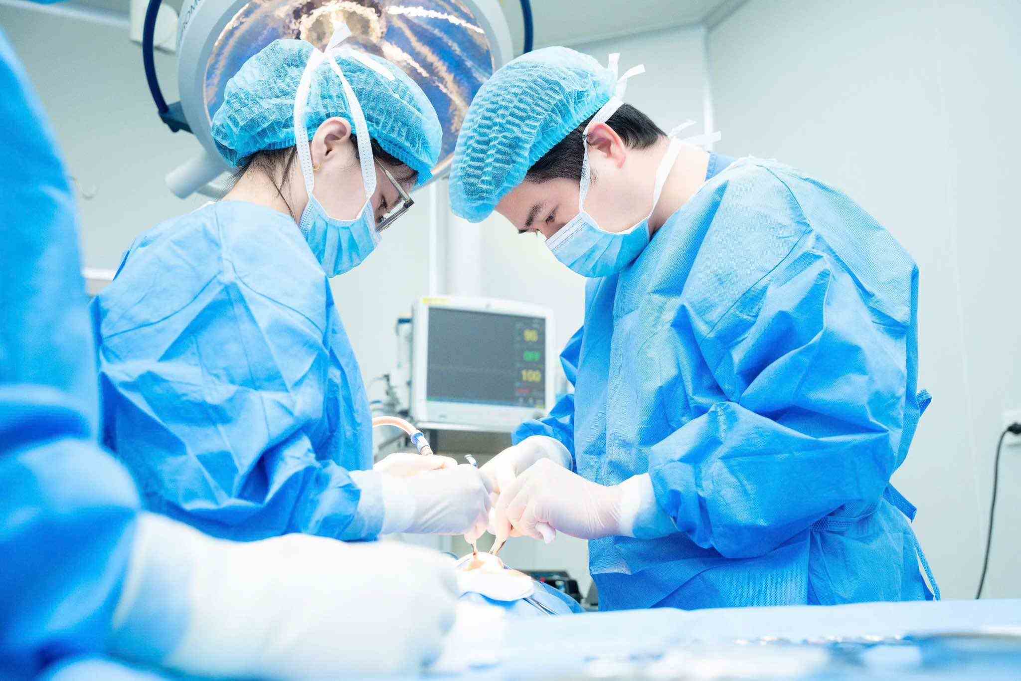 Dr. Hoang Thanh Tuan performs breast reconstruction surgery for a patient. Photo: BVCC