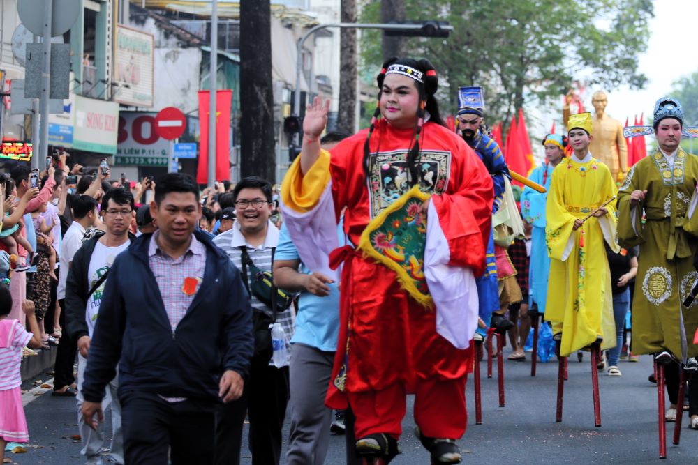   Cac doan dien vien hoa trang thanh cac nhan vat linh su tai hien van hoa cua cong dong nguoi Hoa. Anh Tu