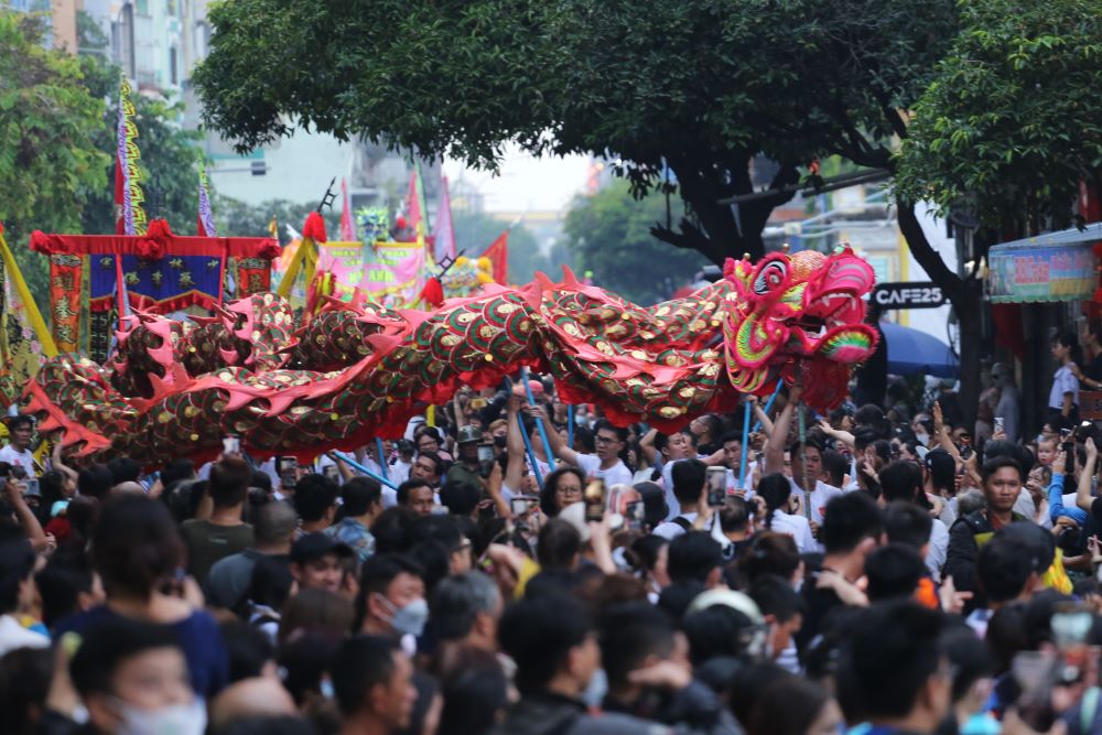 Doan dieu hanh nghe thuat duong pho se di qua nhieu cung duong, nhu Hai Thuong Lan Ong - Chau Van Liem - Lao Tu - Luong Nhu Hoc - Nguyen Trai - Tran Xuan Hoa, Tran Hung Dao va ket thuc tai Trung tam Van hoa - The thao Quan 5.