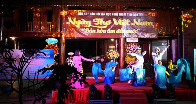 Every year, Bac Lieu organizes Vietnam Poetry Day, attracting a large number of viewers. Photo: Nhat Ho