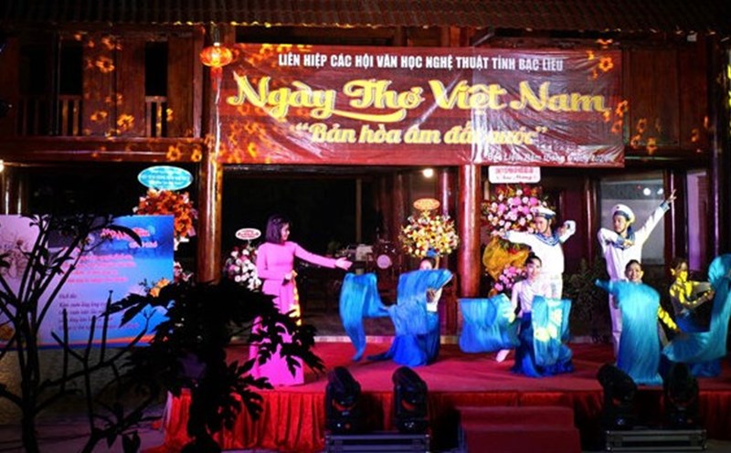Every year, Bac Lieu organizes Vietnam Poetry Day, attracting a large number of viewers. Photo: Nhat Ho