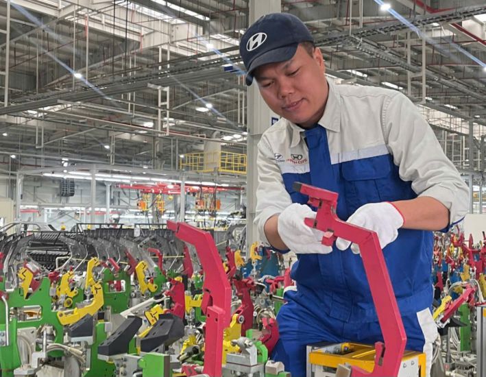 Mr. Bui Van Thinh works at the welding workshop of Hyundai Thanh Cong Vietnam Automobile Manufacturing Joint Stock Company. Photo: Nguyen Truong