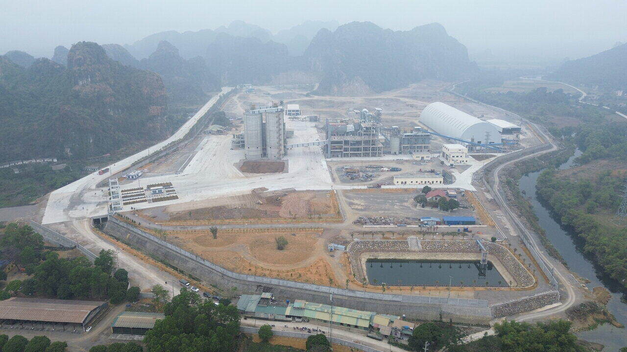 Overview of the 5,000 billion VND cement factory project, in Ngoc Luong commune, Yen Thuy district, Hoa Binh province. Photo: Dang Tinh