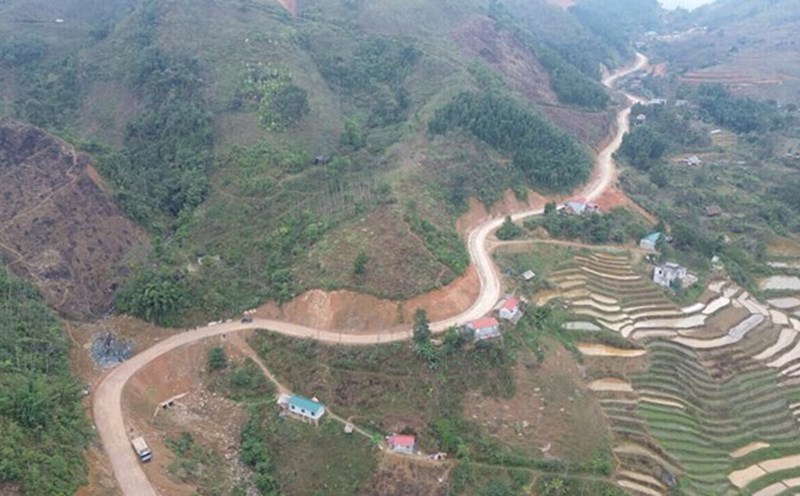The hundred-billion-dong road project from the Enh intersection in Tan Minh commune to Yen Hoa commune, Da Bac district, Hoa Binh province has a total investment of 105 billion VND. Photo: Dang Tinh