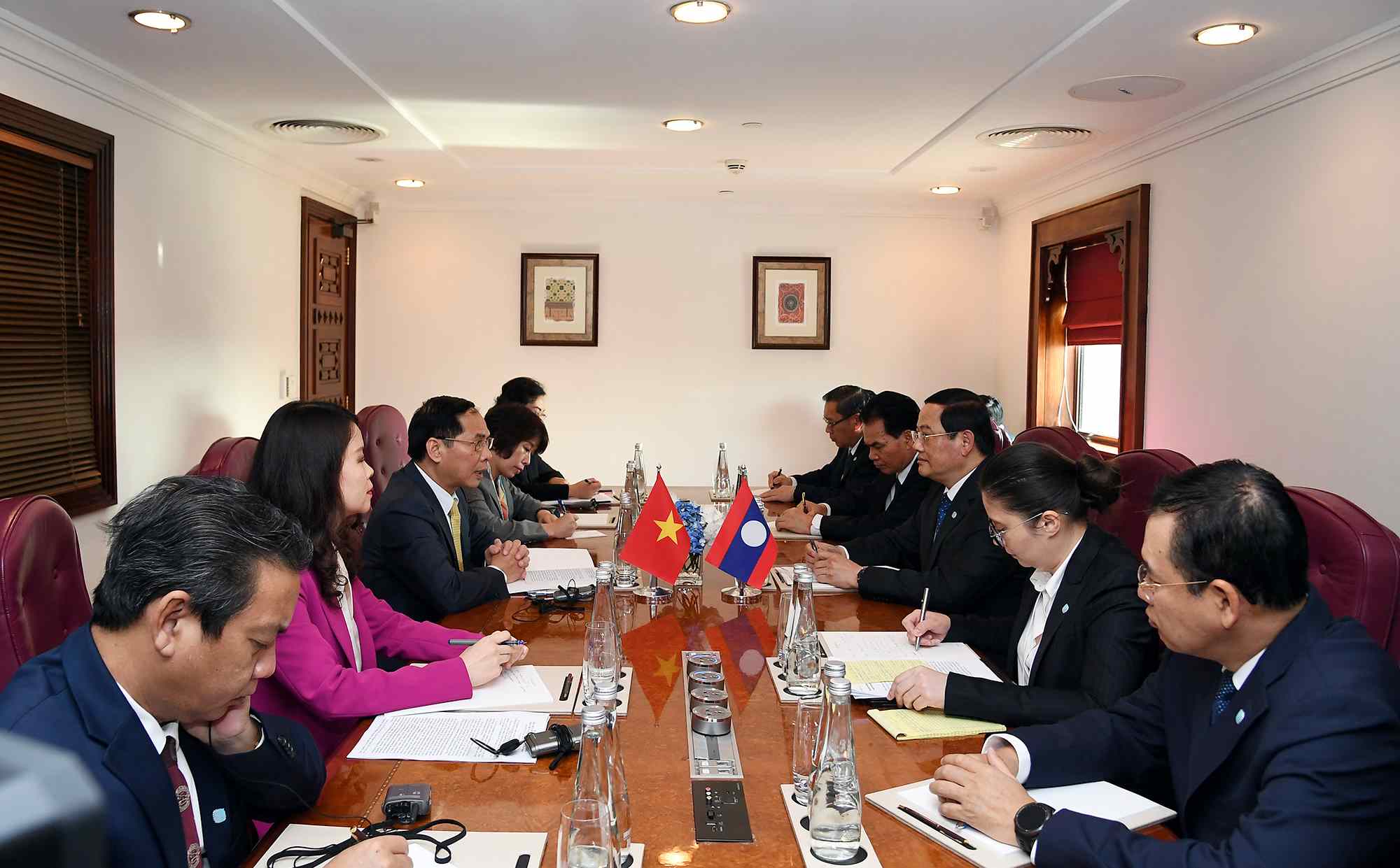 Member of the Party Central Committee, Deputy Prime Minister, Minister of Foreign Affairs Bui Thanh Son met with Lao Prime Minister Sonexay Siphandone on the sidelines of the World Government Conference 2025 in the UAE on February 11, 2025. Photo: Ministry of Foreign Affairs