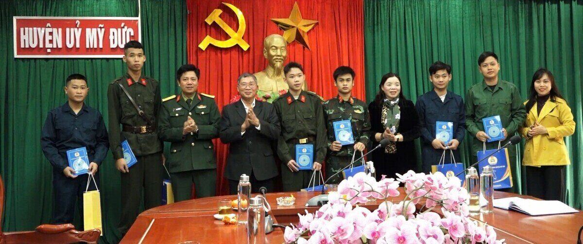 My Duc District Labor Federation met and encouraged union members' children to join the army. Photo: Union
