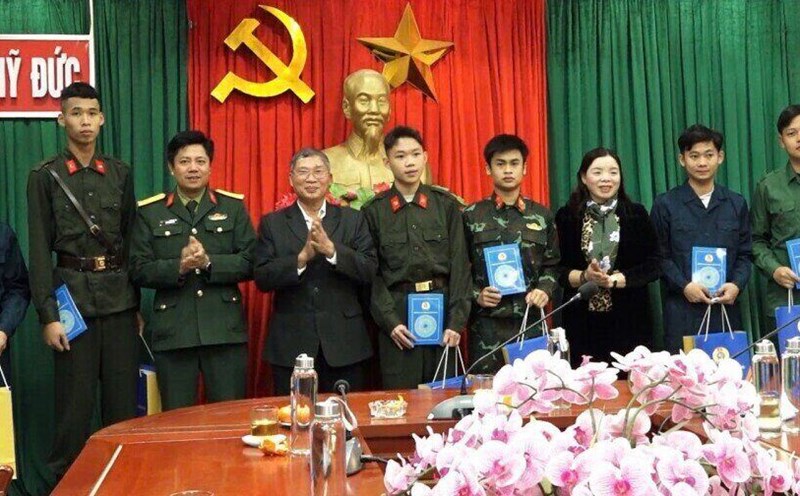 My Duc District Labor Federation met and encouraged union members' children to join the army. Photo: Union