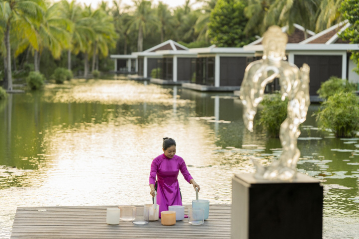 Resort nam giua khong gian xanh mat voi hang nghin cay dua toa bong. Anh: Four Seasons