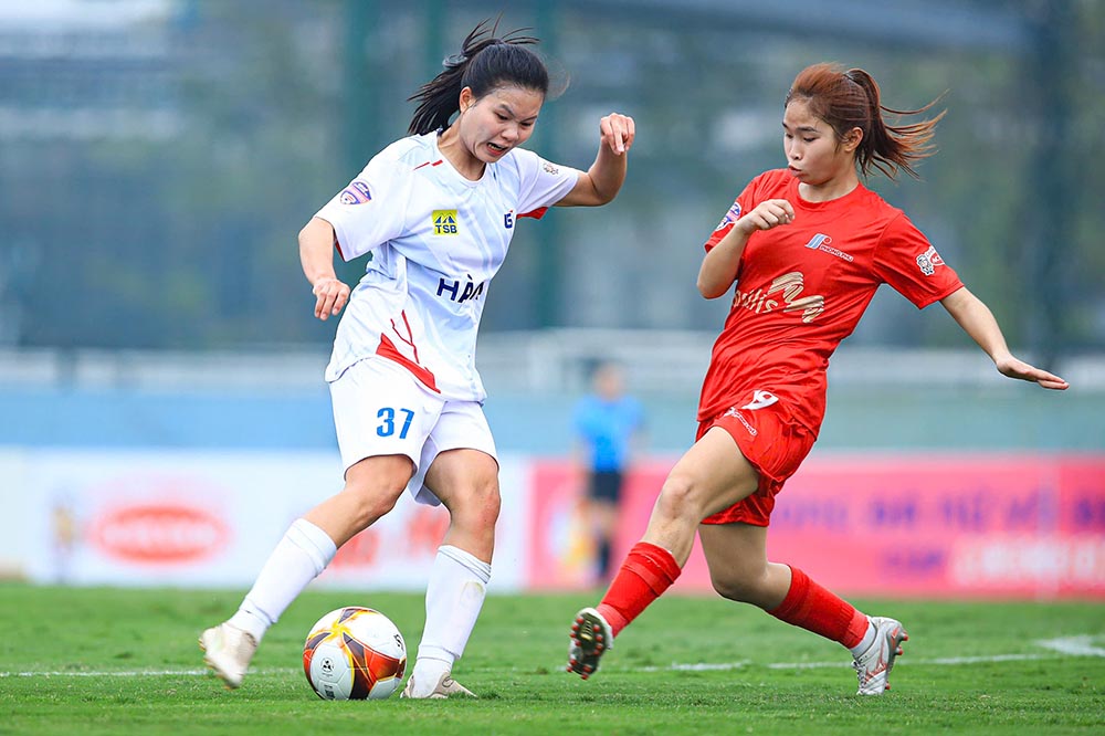 Phong Phu Ha Nam (red shirt) rose to the top of the rankings after round 2 of the 2025 National U19 Women's Tournament. Photo: VFF
