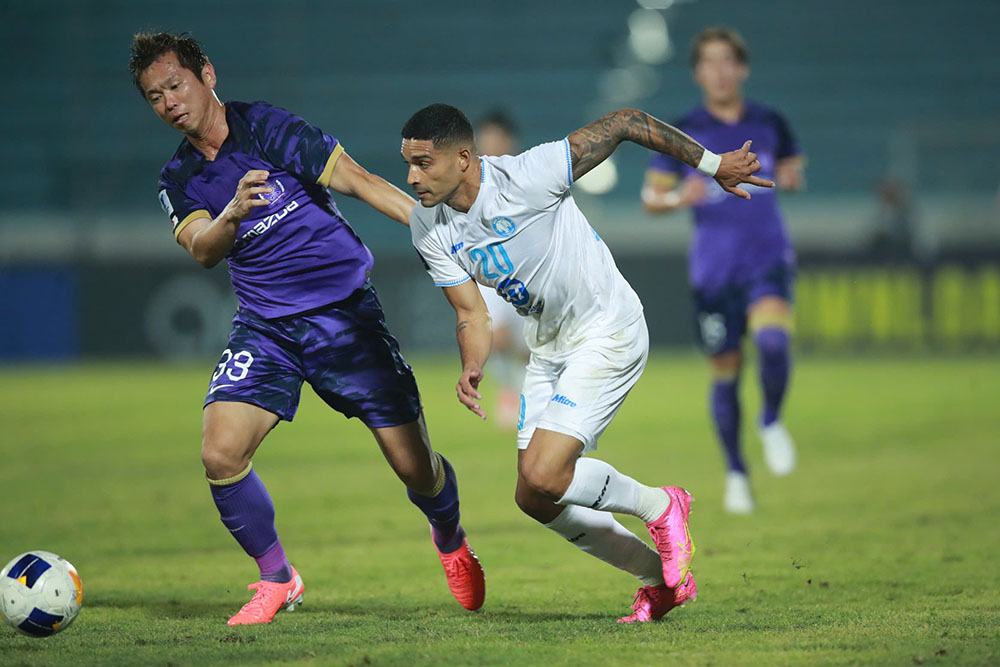 Tuy nhien, truoc doi thu duoc danh gia cao hon rat nhieu, Nam Dinh van thi dau kha tu tin. Cac ngoai binh dang cap nhu Hendrio, China,... lien tuc co nhung tinh huong uy hiep khung thanh Sanfrecce Hiroshima.