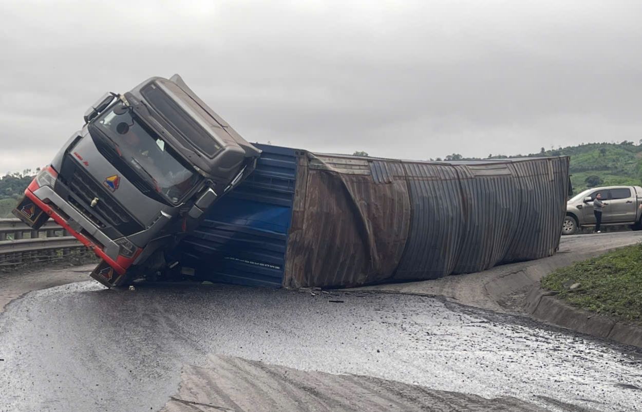 The overturned car caused traffic jam on the way to La Lay International Border Gate. Photo: H.Nguyen
